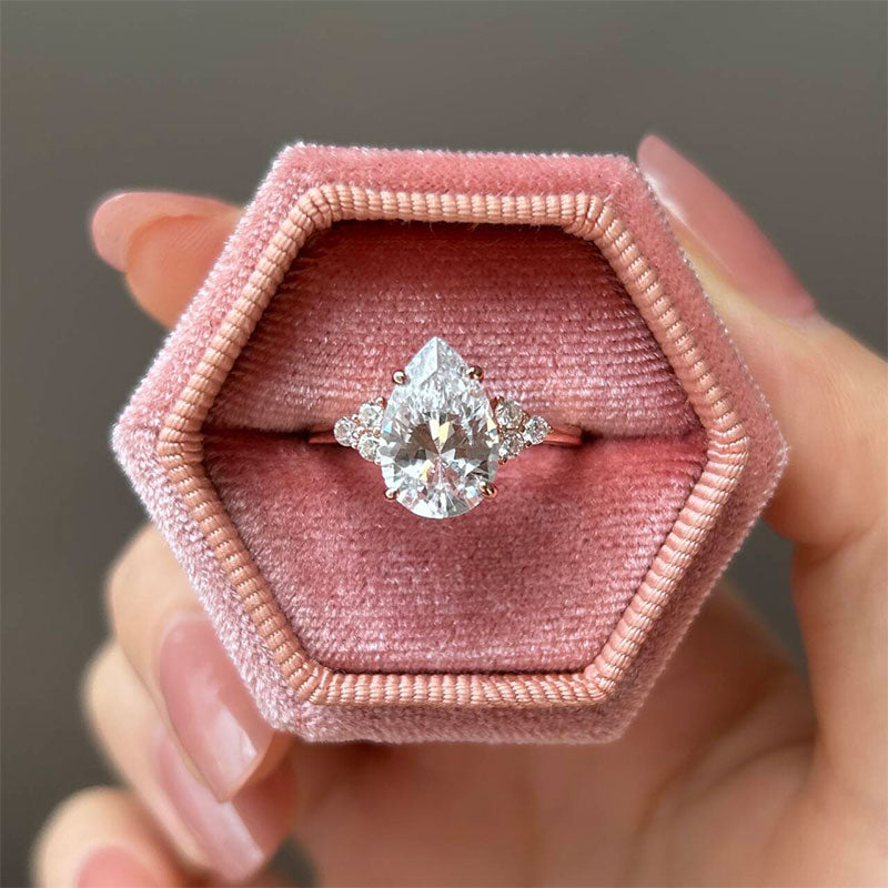 Clarissa – Gyémántgyűrű cseppformájú vágással aranyozott kivitelben.