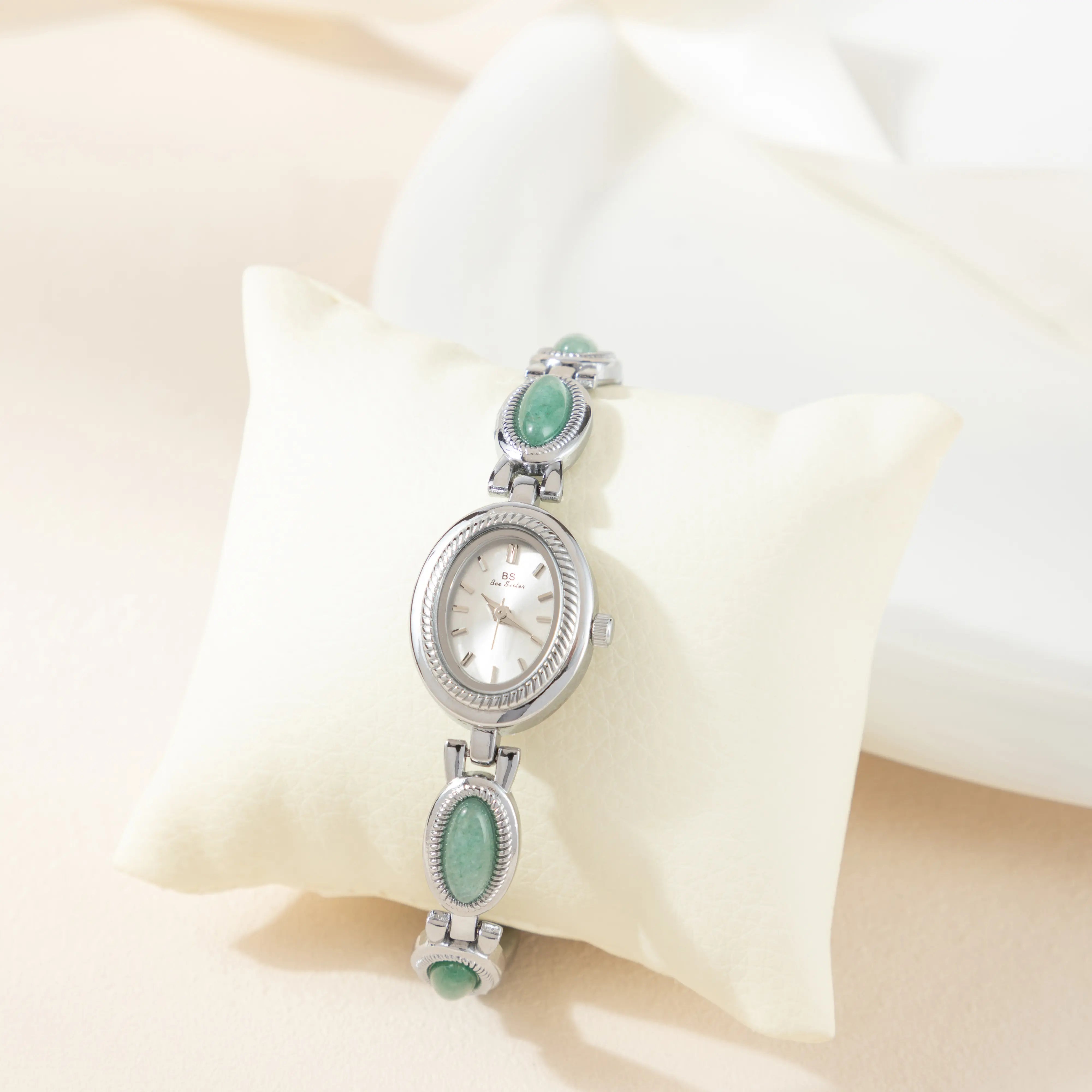 Clara – Arany óra hosszúkás számlappal.