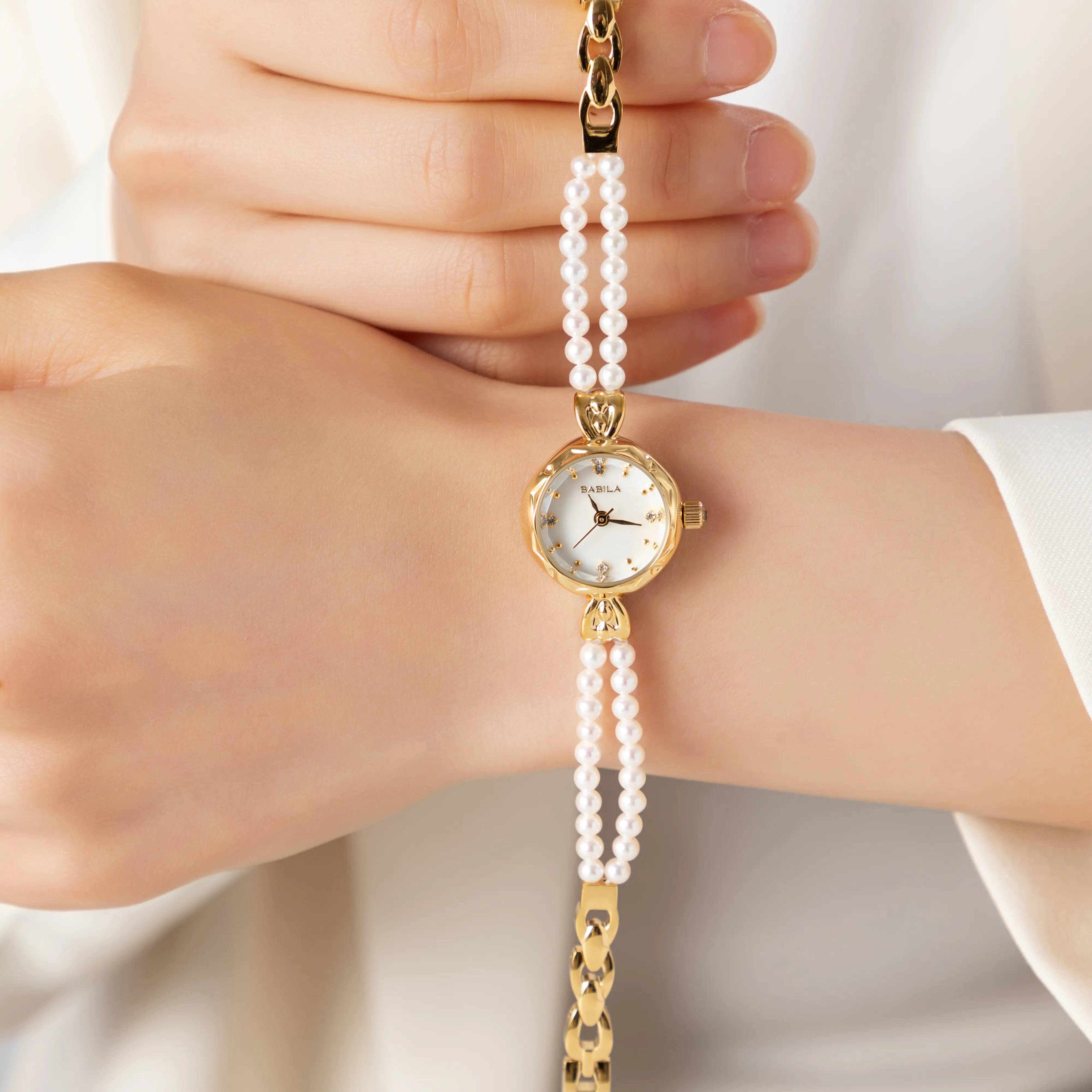 Johanna – Aranyóra kristálykerettel.