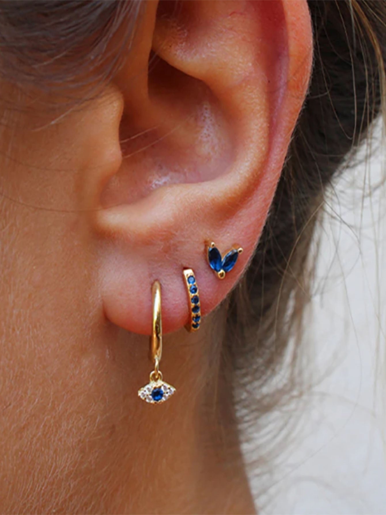 Leandra – Finom formájú arany fülbevalók.