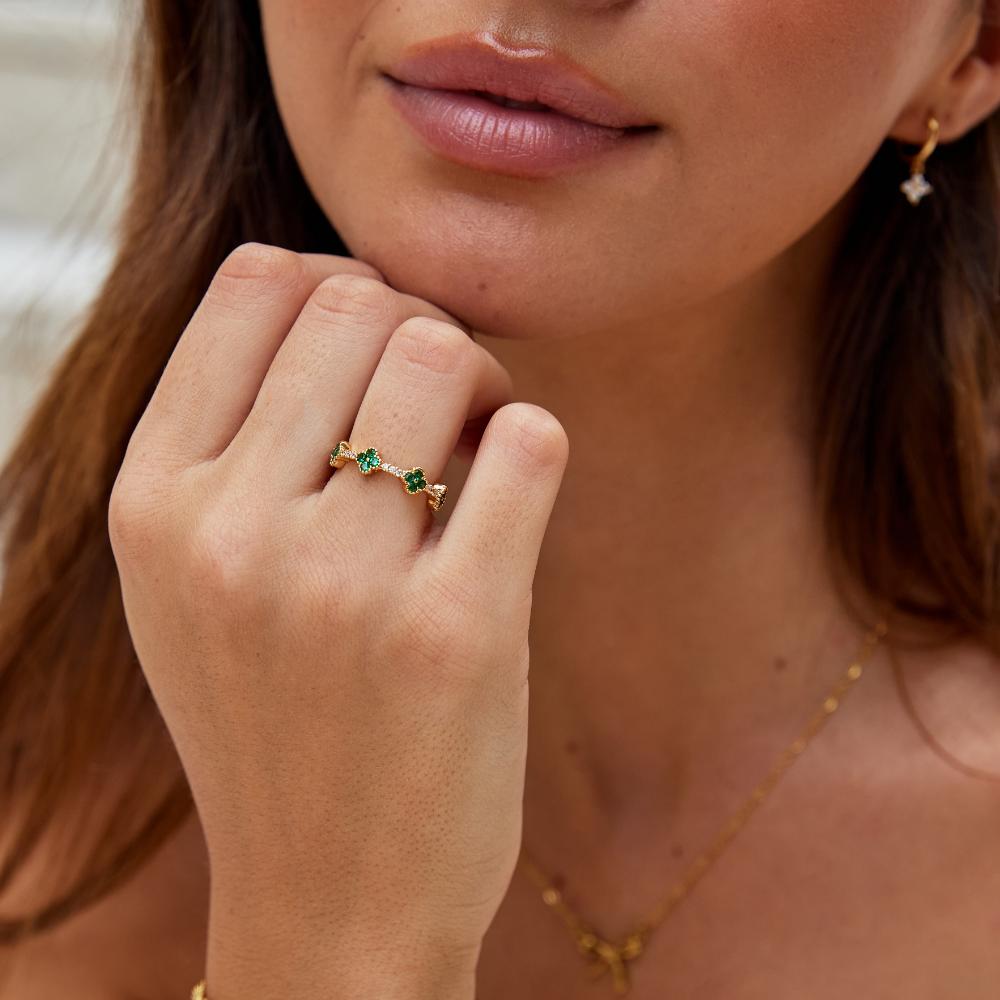 Annika – Arany gyűrű virágos részletekkel és smaragd elemmel.