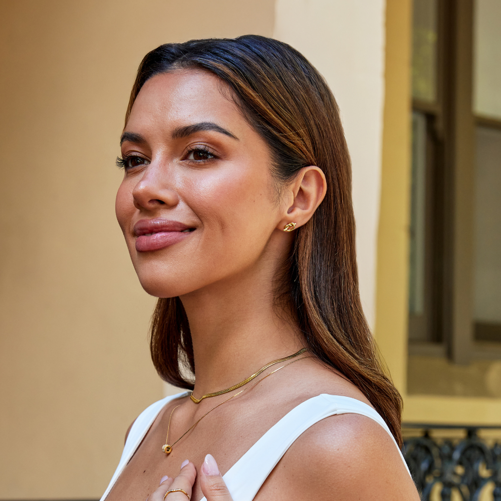 Romana – Arany fülbevalók összefonódott formában.