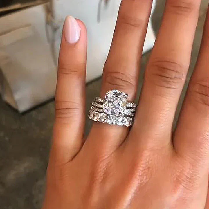 Iris – Gyémántgyűrű ovális kővel.