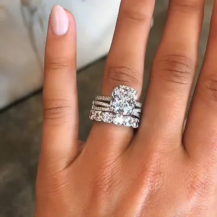 Iris – Gyémántgyűrű ovális kővel.