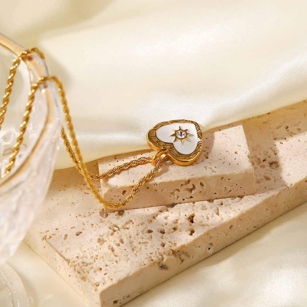 Alžběta – Aranyozott nyaklánc kis szimbolikus medálokkal.