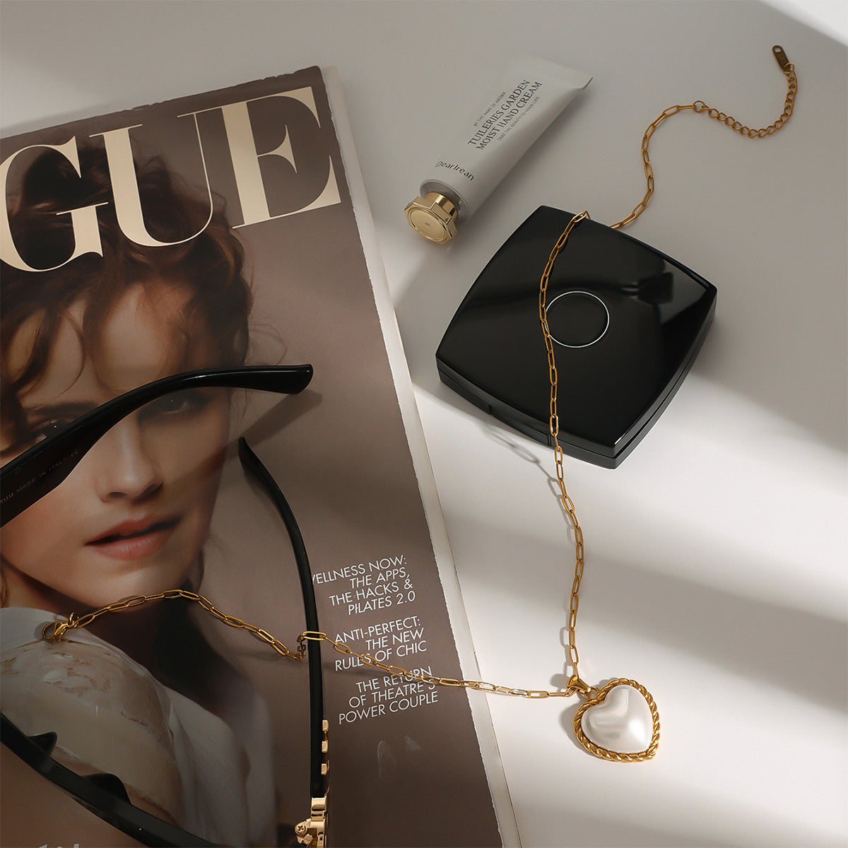 Viktorie – Arany színű nyaklánc elegáns medállal.