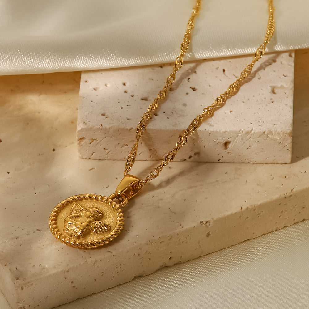 Alžběta – Aranyozott nyaklánc kis szimbolikus medálokkal.