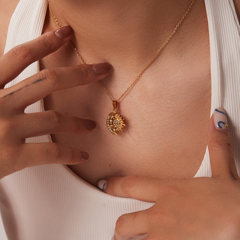 Alžběta – Aranyozott nyaklánc kis szimbolikus medálokkal.