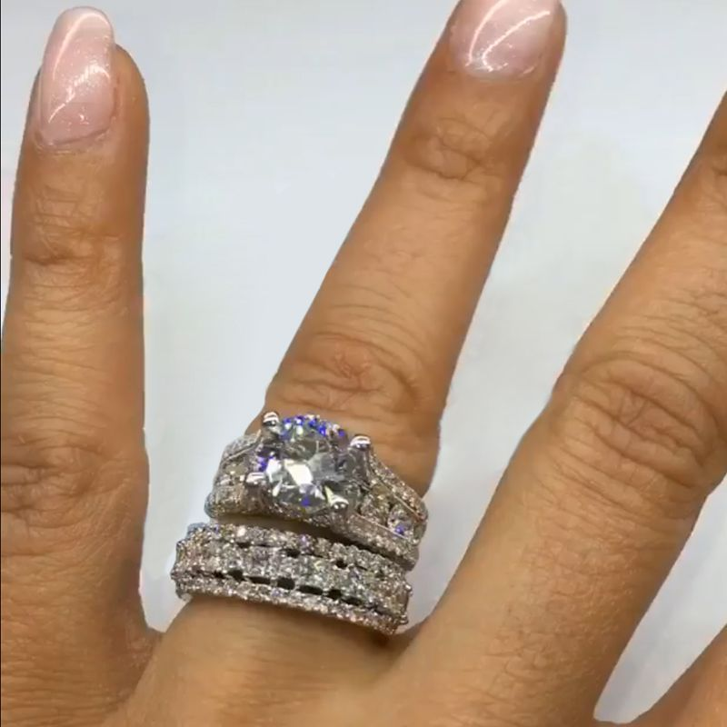 Széles gyémántgyűrű csillogó felülettel.