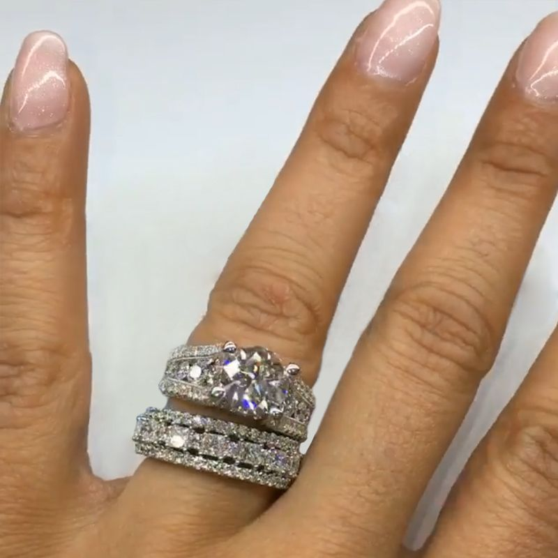 Széles gyémántgyűrű csillogó felülettel.