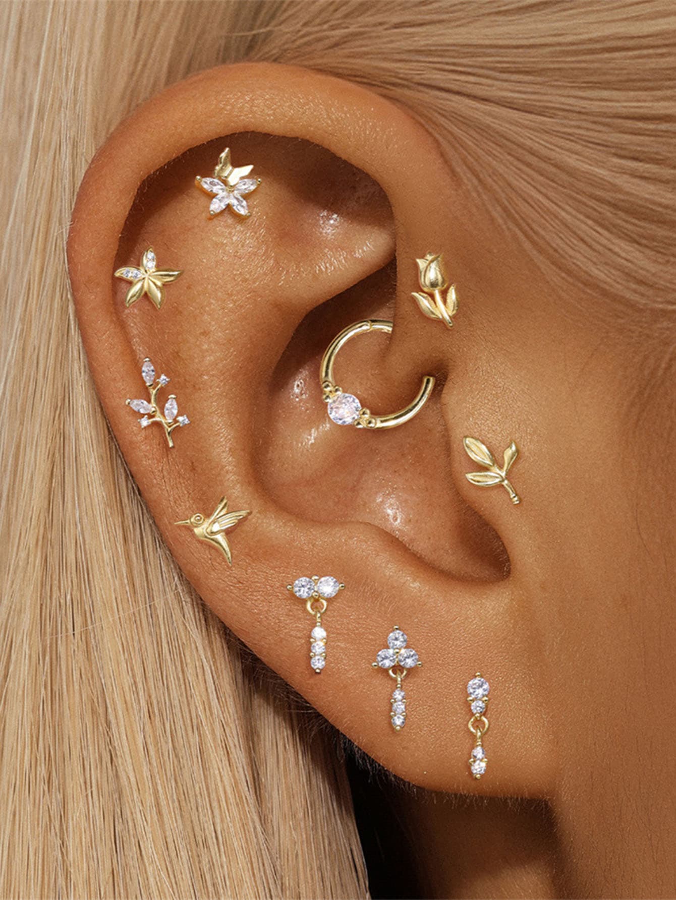 Elisa – Geometriai akcentussal díszített arany fülbevalók.