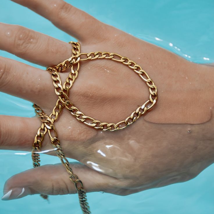 Valerie – Arany színű nyaklánc egyszerű láncszem szerkezettel.