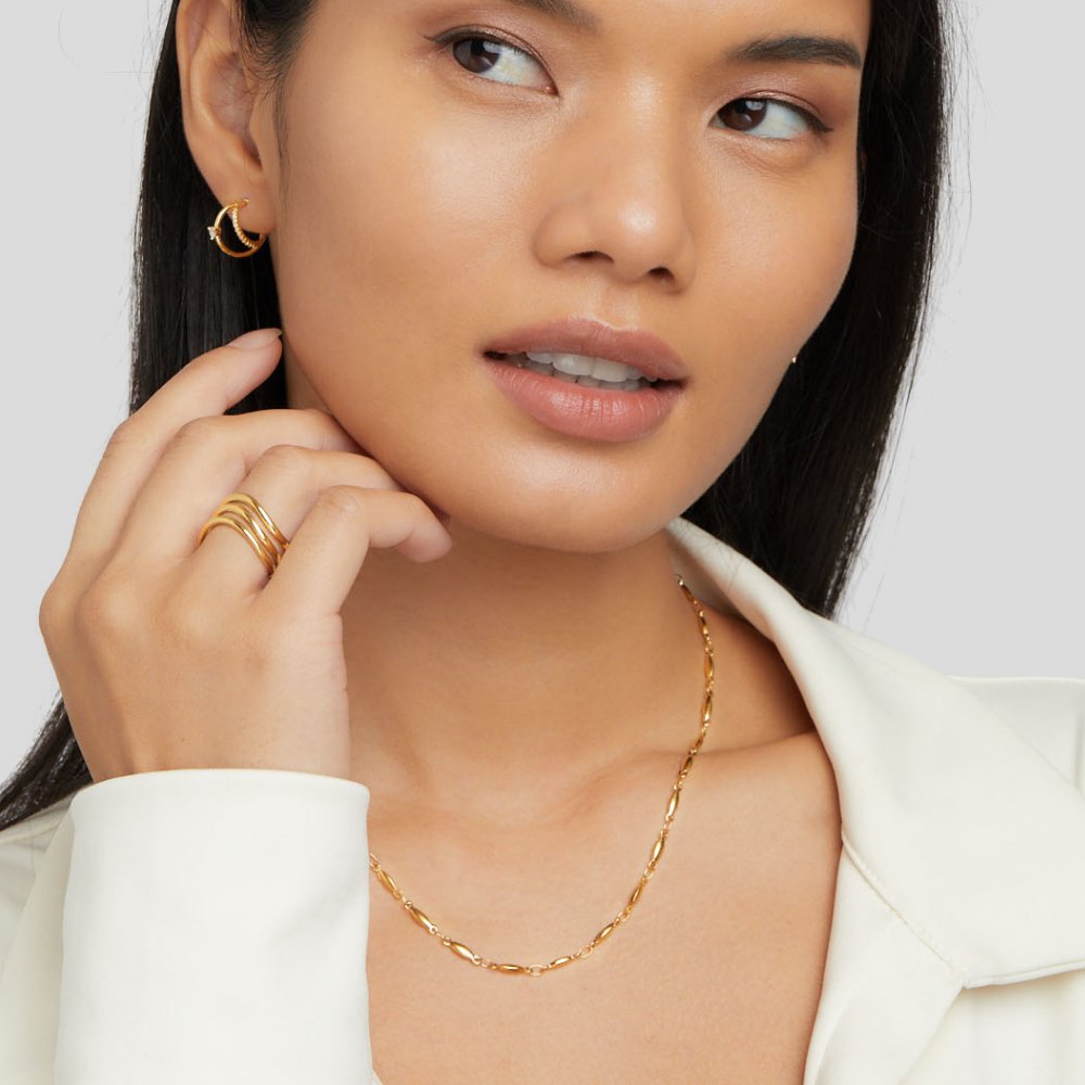 Magdaléna – Finom arany színű nyaklánc diszkrét láncszemekkel.