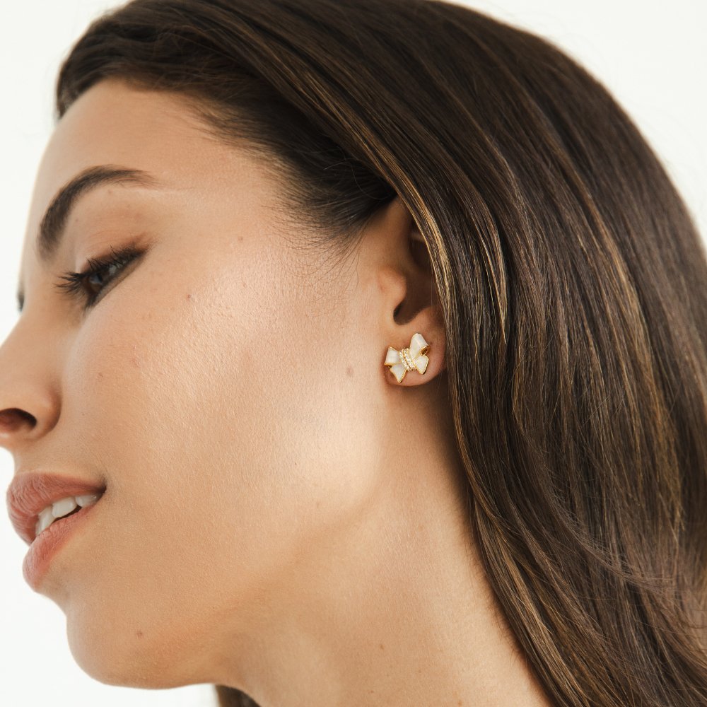 Klára – Arany fülbevalók virágmintával.