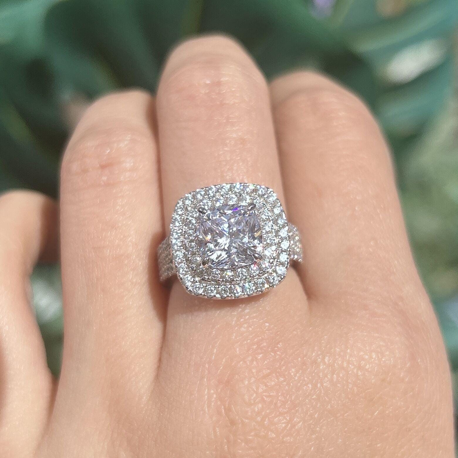 Frieda – Egyszerű gyűrű kerek kővel.