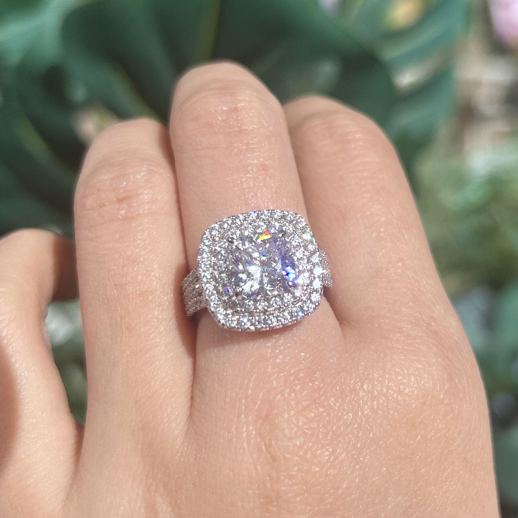 Frieda – Egyszerű gyűrű kerek kővel.