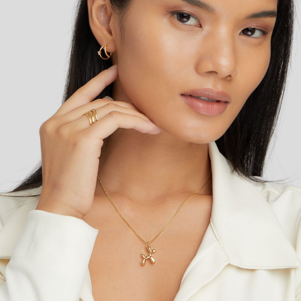 Nora – Finom nyaklánc pillangó medállal.