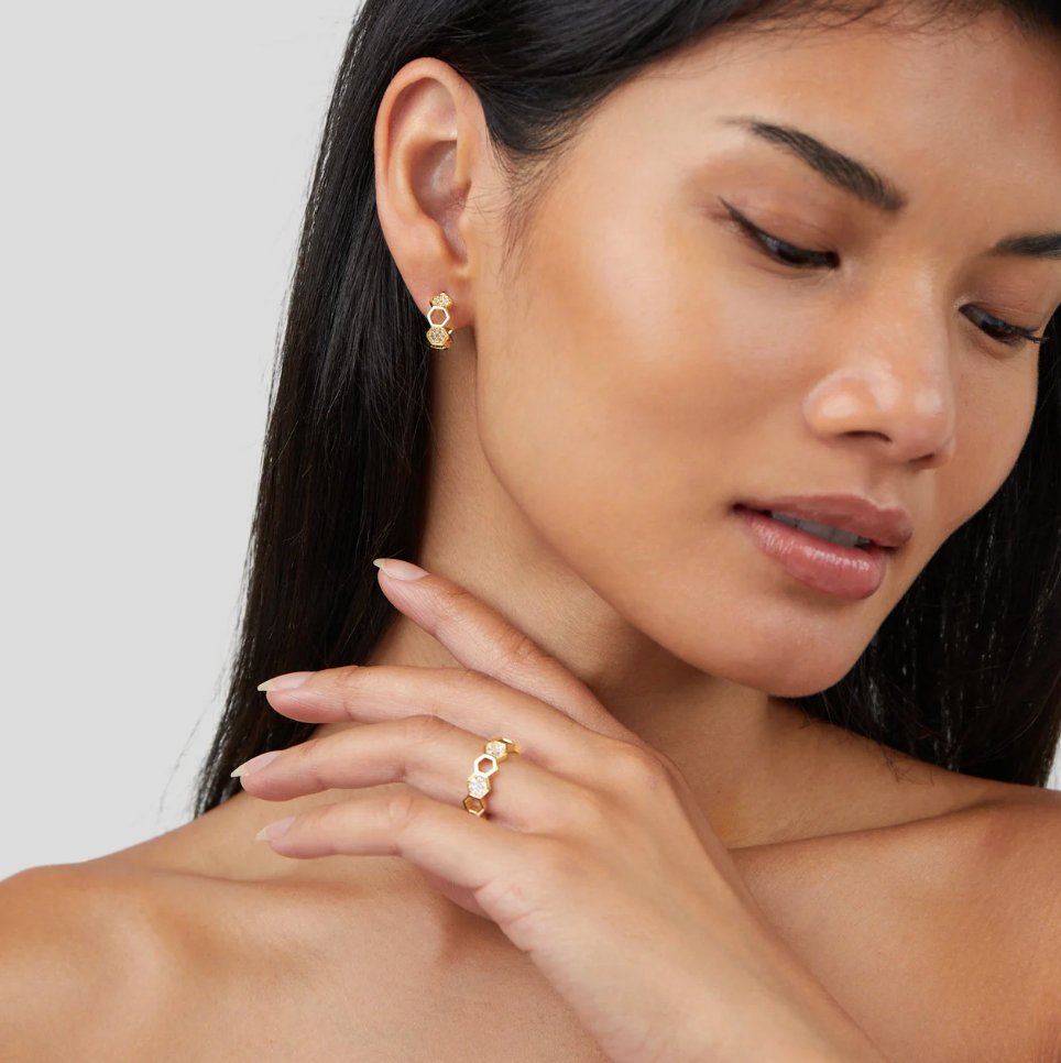 Friederike – Aranygyűrű gyöngyös akcentussal.