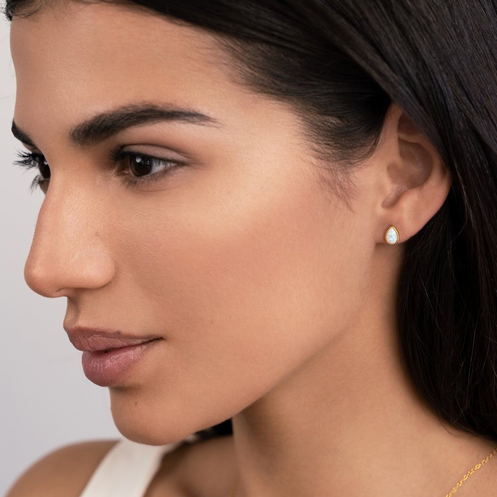Melina – Kicsi arany fülbevalók egy finom kivágással.