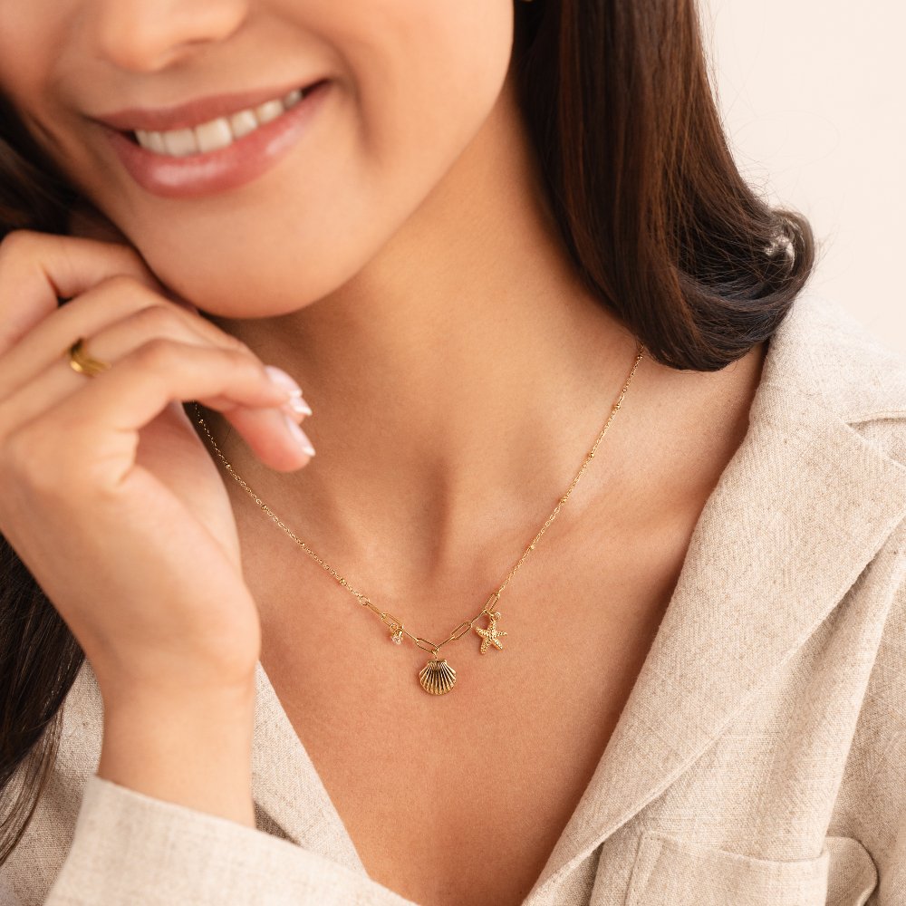 Greta – Arany színű csillag medállal díszített nyaklánc.