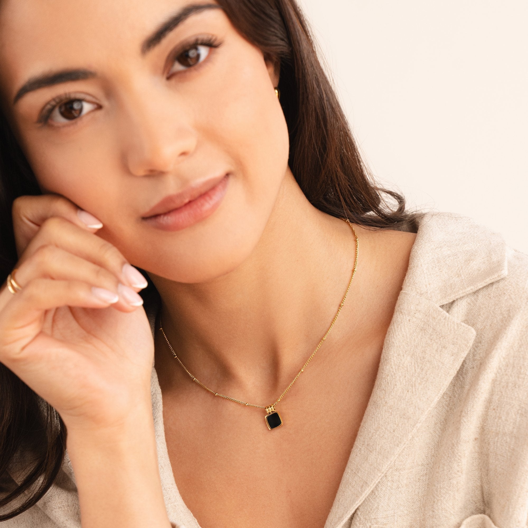 Selina – Arany nyaklánc sötét kővel.