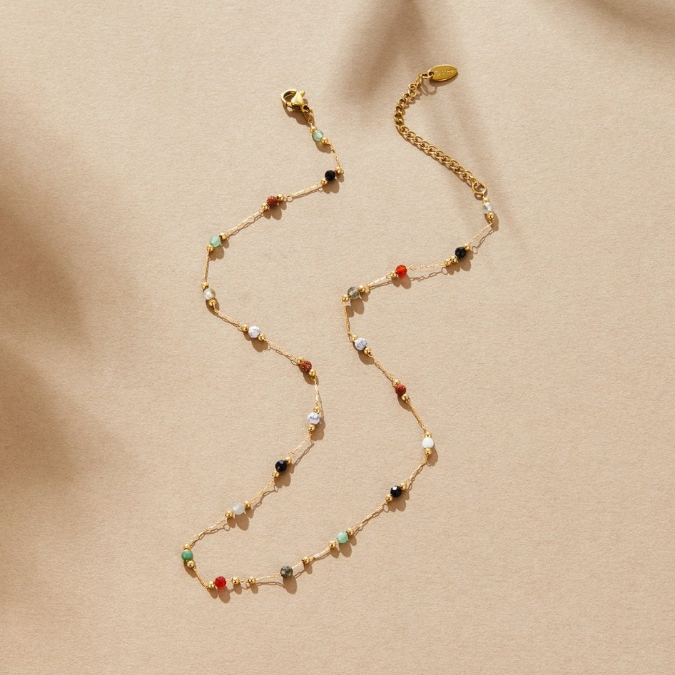 Helmina – Színes arany lánc zománc részletekkel.