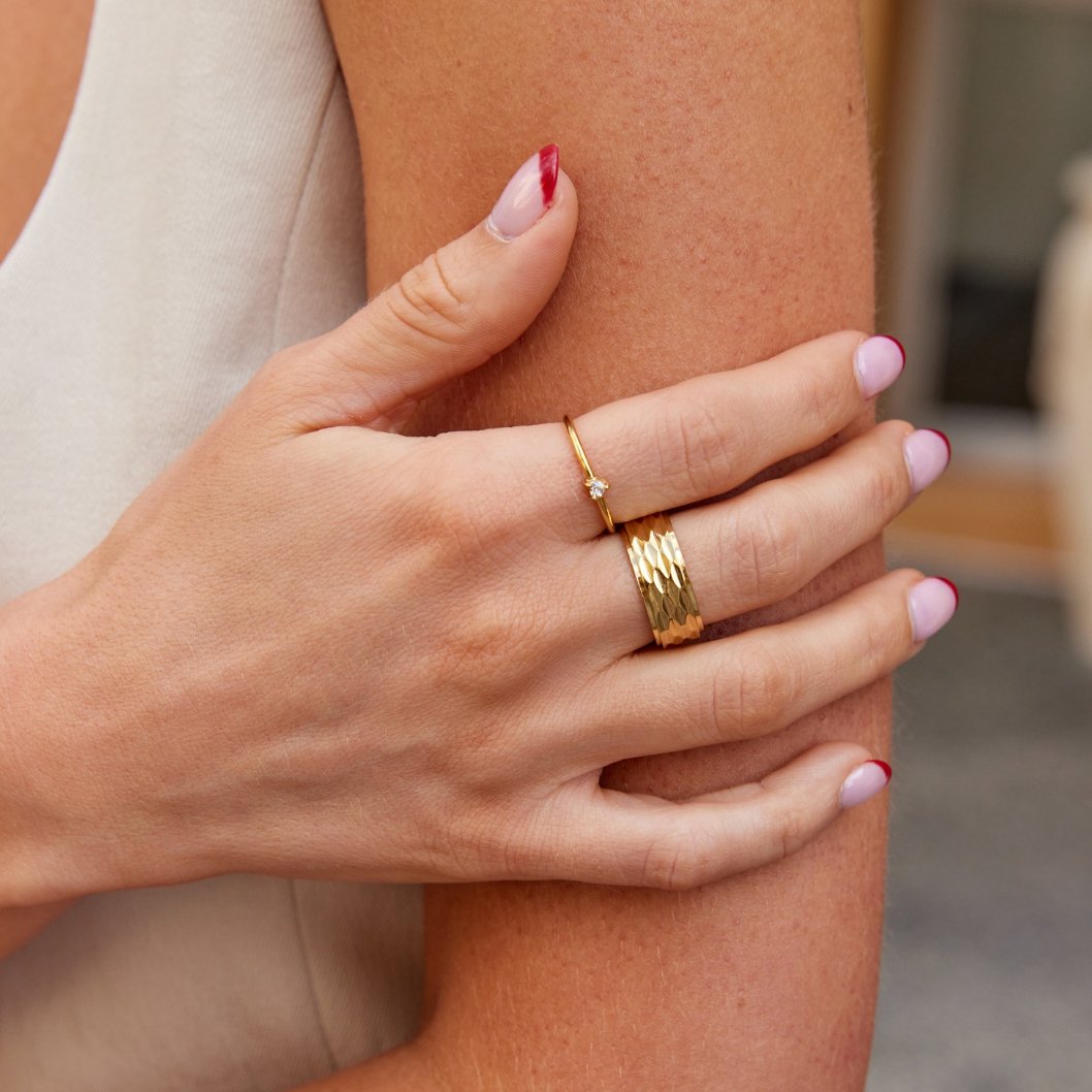 Leonie – Egyszerű aranygyűrű sima felülettel.