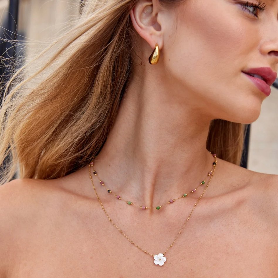 Alena – Arany nyaklánc virág medállal.