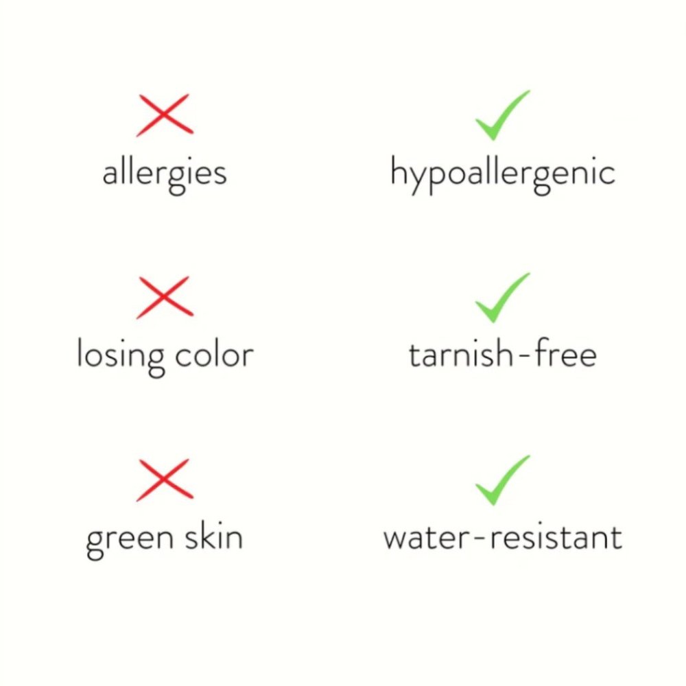 Alena – Arany nyaklánc virág medállal.