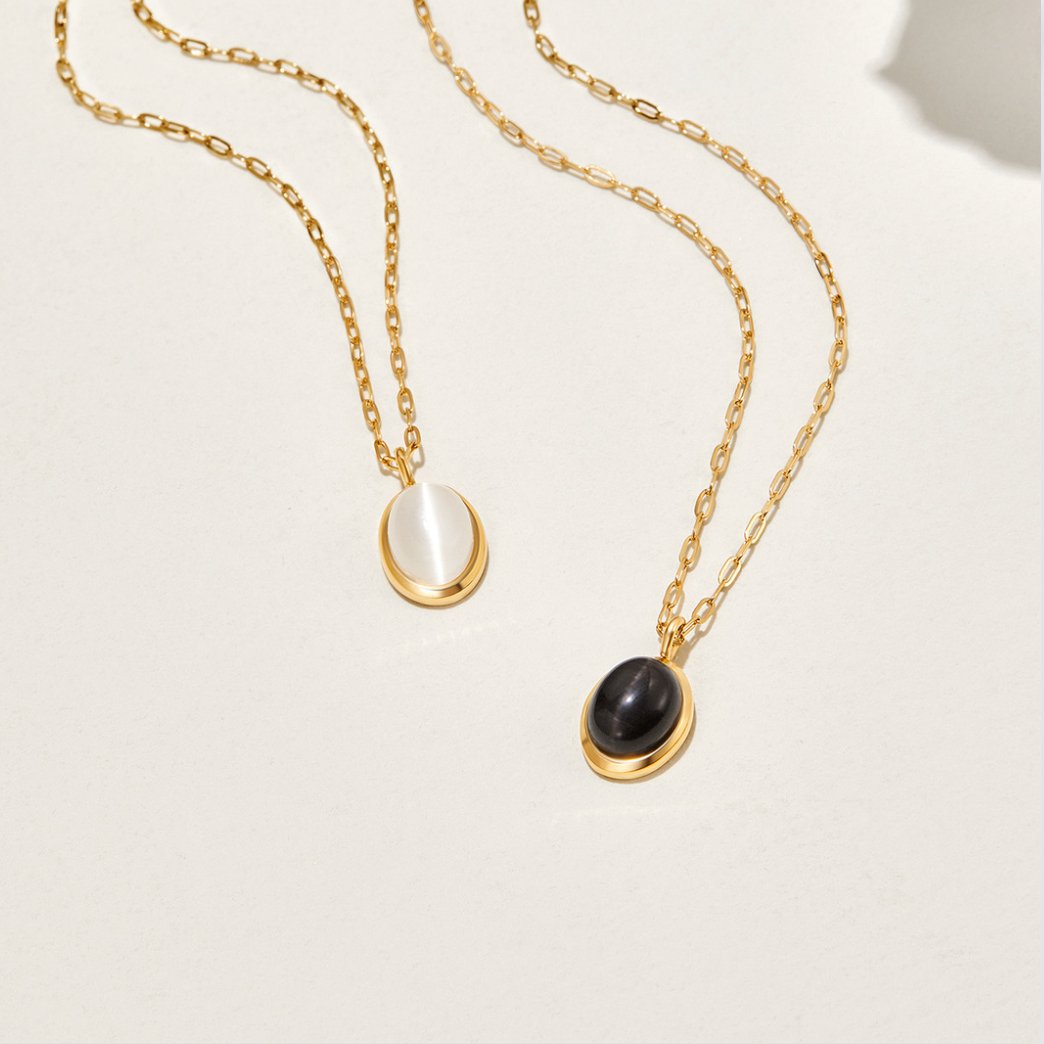 Veronika – Két arany színű nyaklánc fekete akcentusokkal.