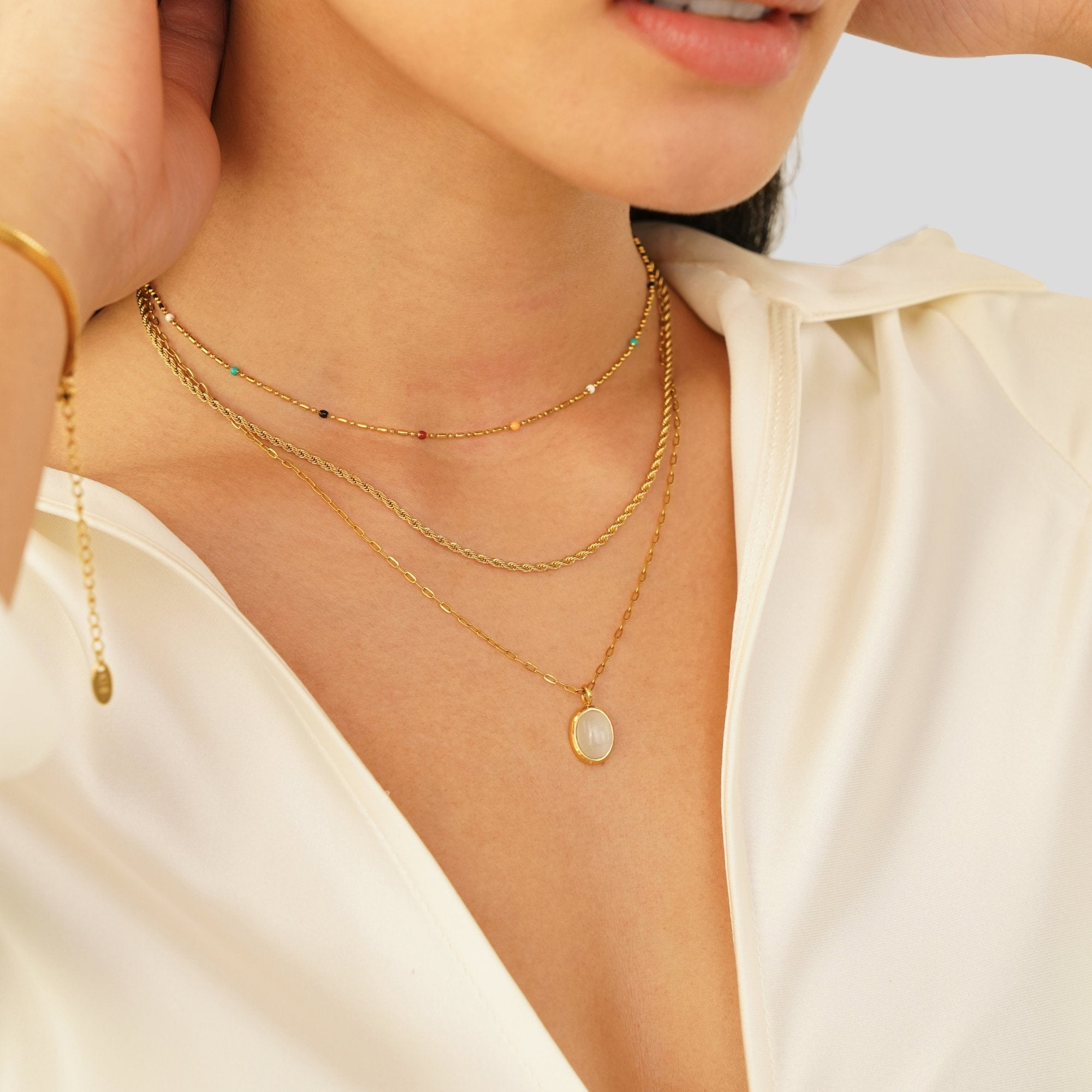 Veronika – Két arany színű nyaklánc fekete akcentussal.