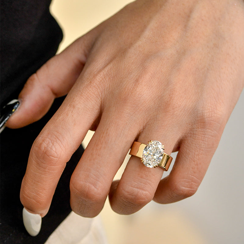 Lara – Egyszerű gyűrű kerek kővel arany színben.