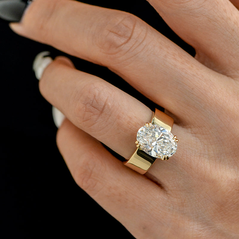 Lara – Egyszerű gyűrű kerek kővel aranyozott kivitelben.